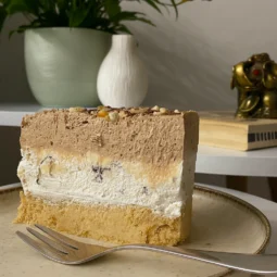 Torta sa krem bananicama servirana na tanjuru