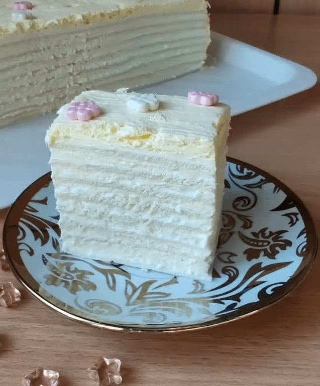 Bijeli Anđeo Torta – Kombinacija Elegancije i Kremaste Savršenosti