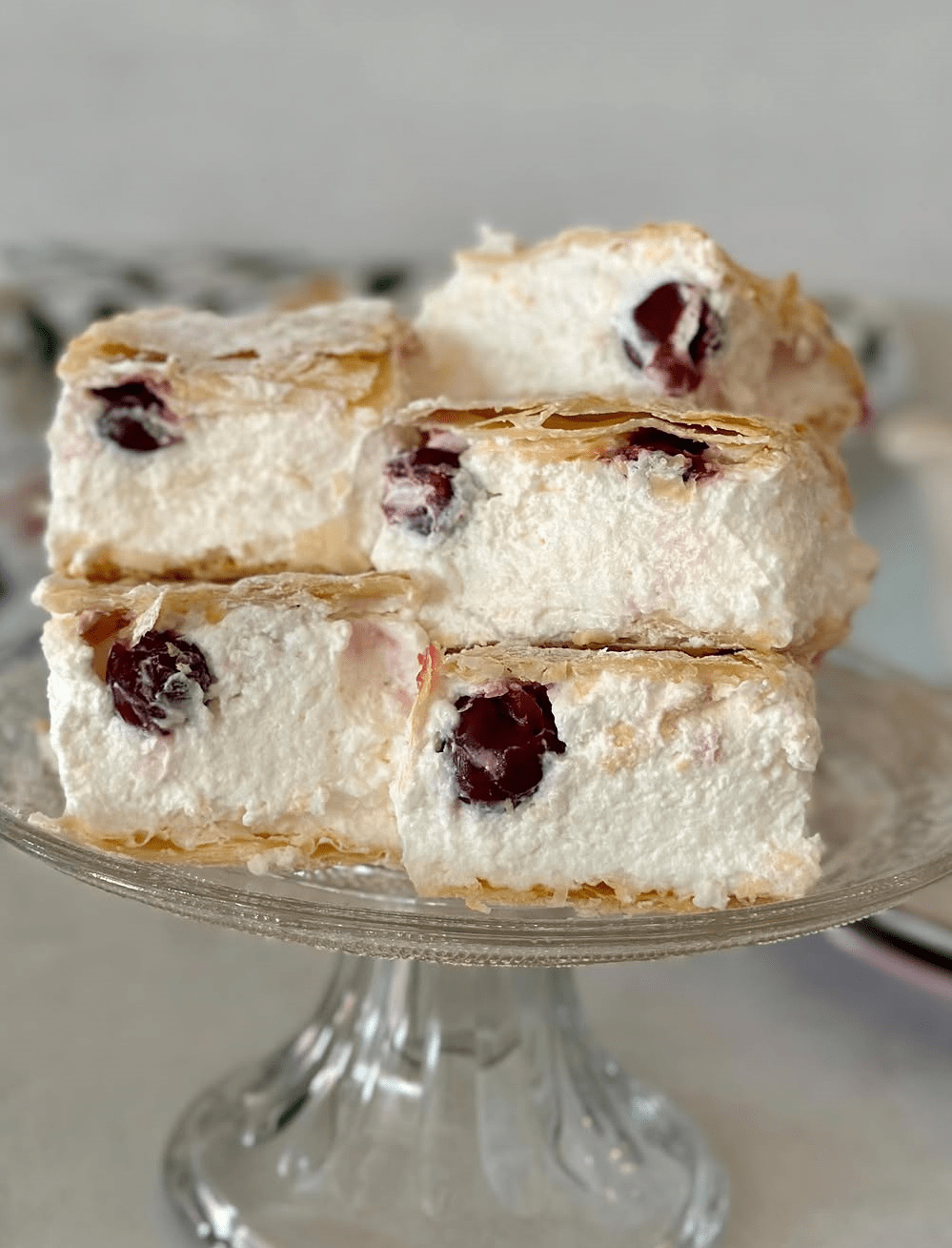Voćne kremšnite s lisnatim tijestom i višnjama – brz i ukusan recept