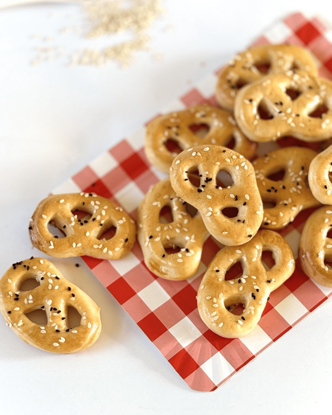 Brzi pereci – Recept za domaće perece s kimom i sezamom
