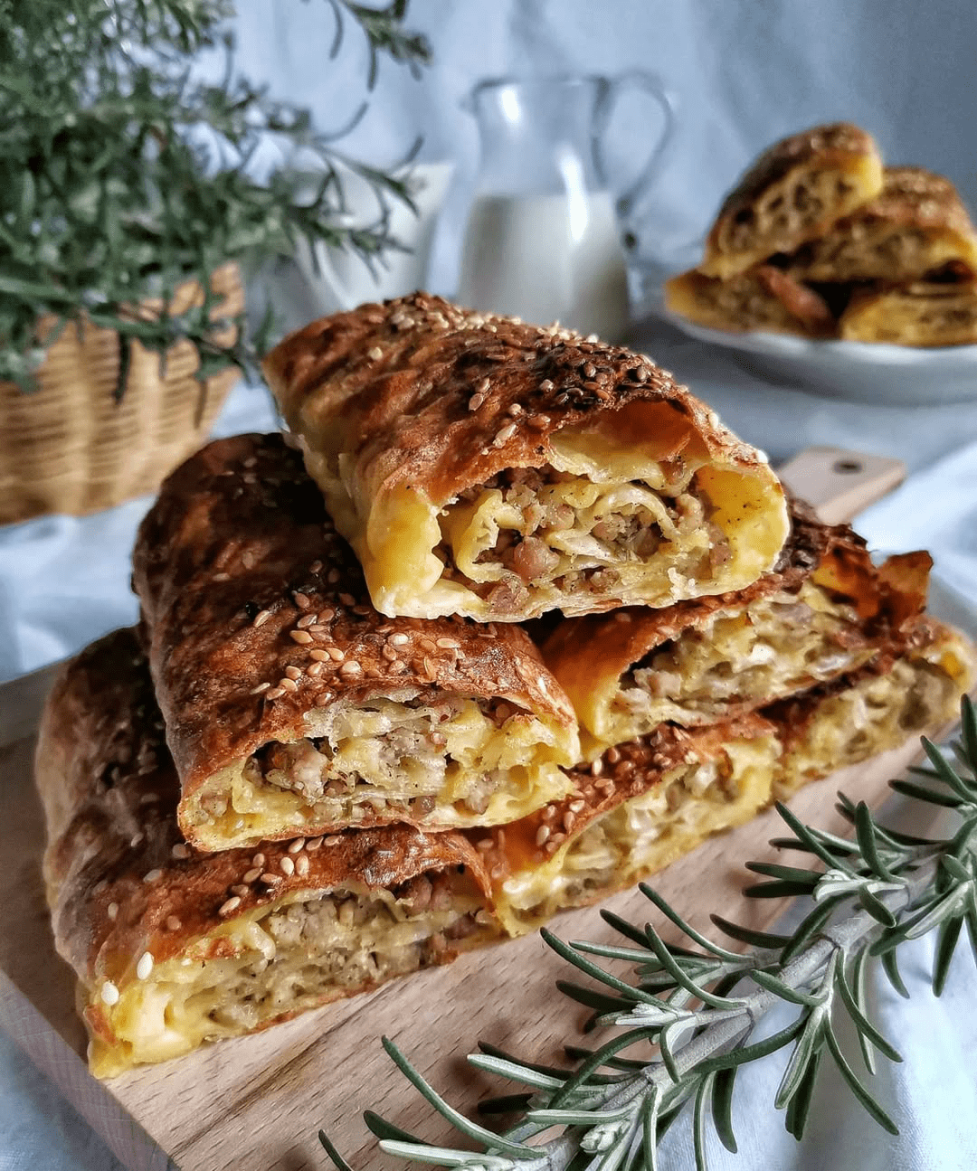 Pita sa mesom – Savršen recept za sočnu i hrskavu pitu