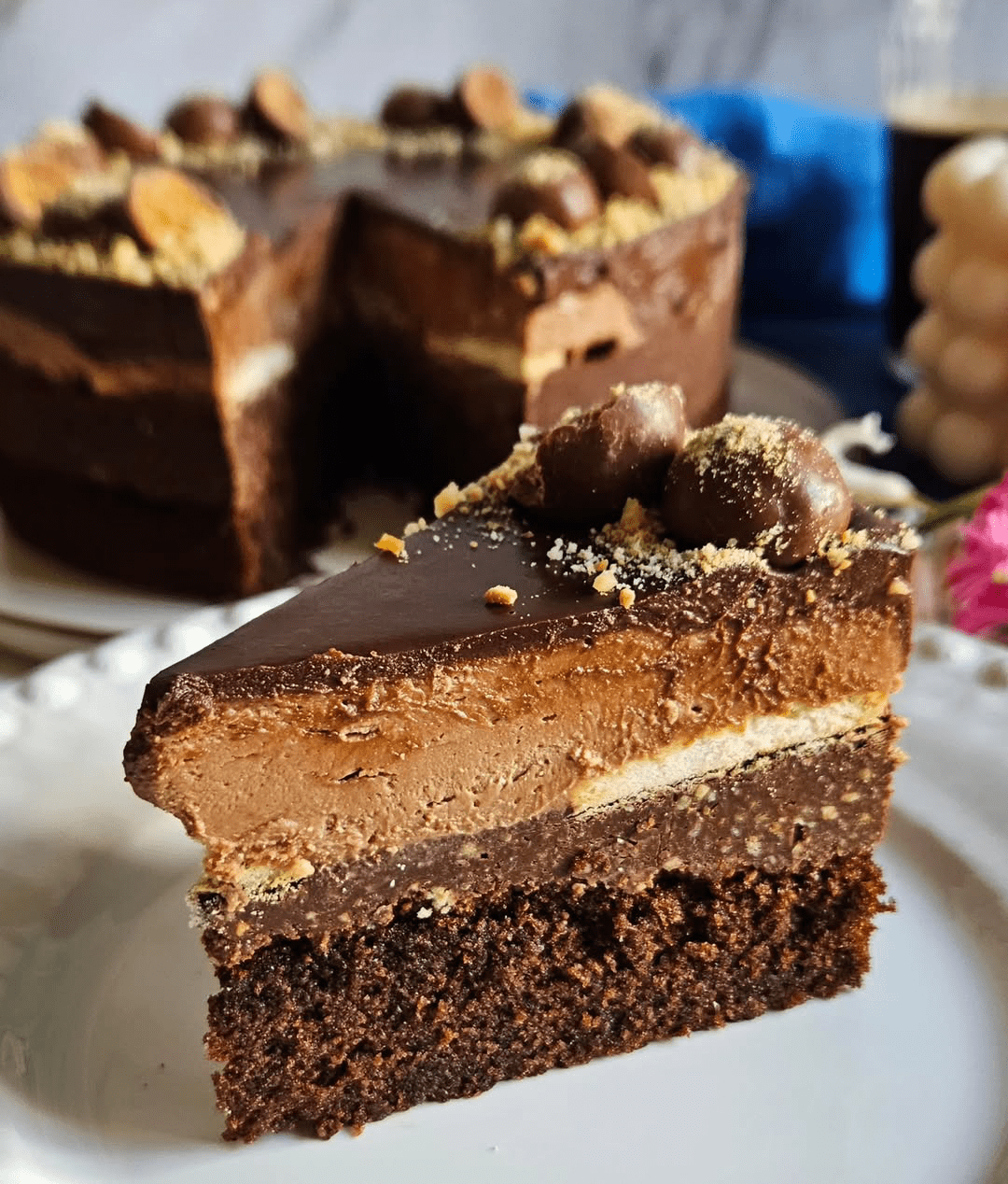 Čokoladna torta s lješnjacima i kremastim nadjevom