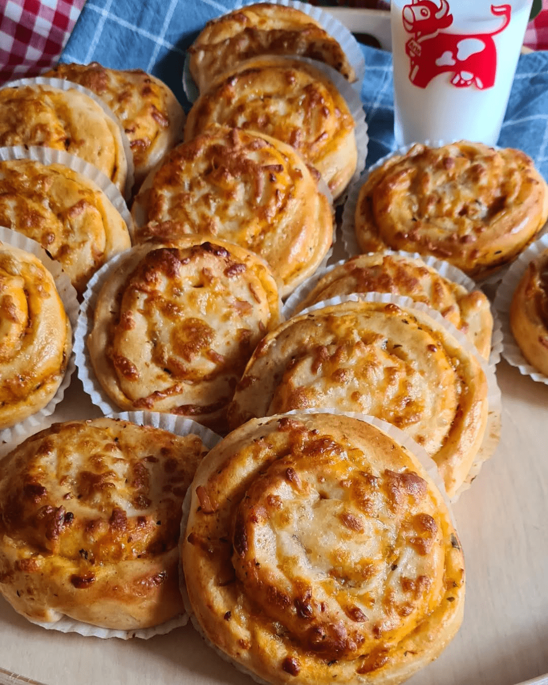 Pizza Pužići sa Mozzarellom: Savršen recept za ukusnu užinu