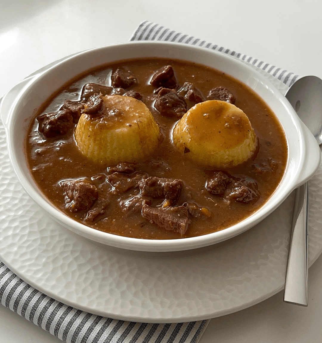 Srneći gulaš s palentom – Savršen recept za obiteljski ručak