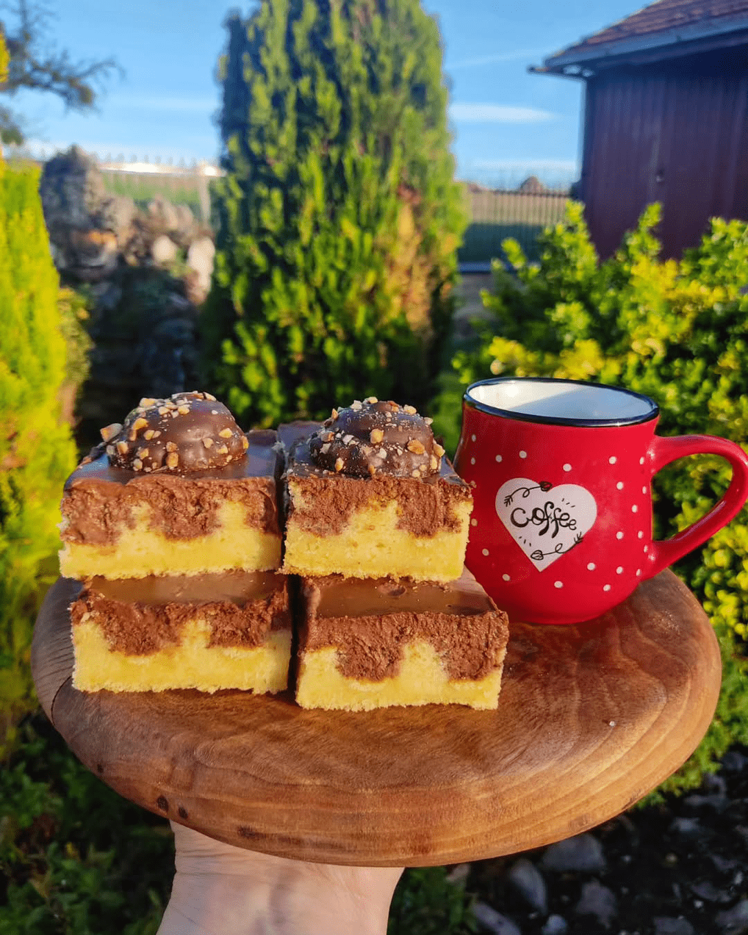 Barni kolač sa čokoladnim prelivom