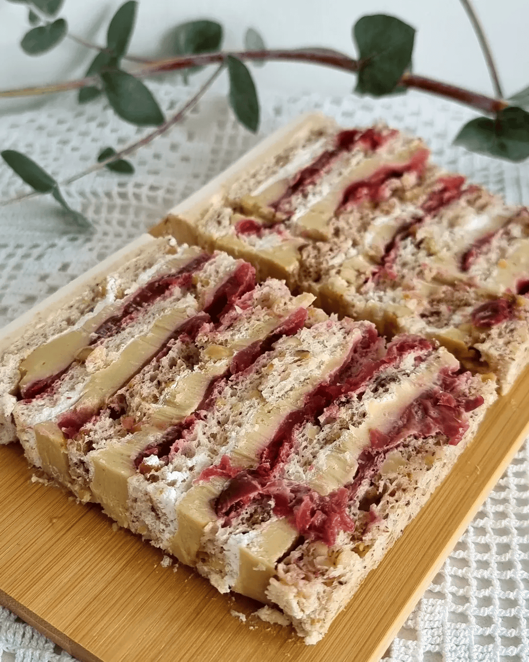 Bijeli Egipat Torta sa višnjama i pistacijama