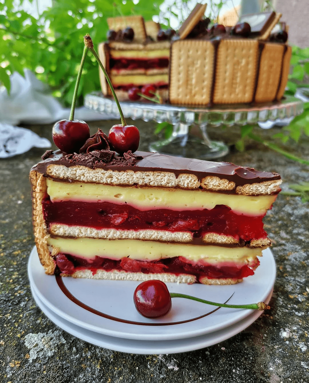 Brza voćna keks torta s višnjama i čokoladom
