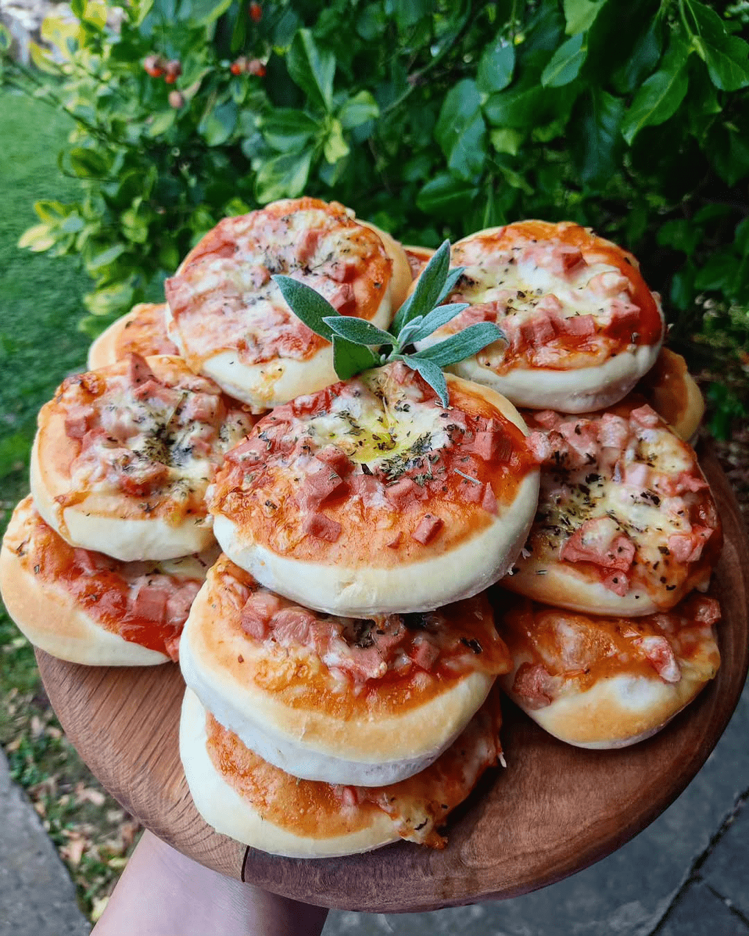 Mini pizze sa šunkom i kačkavaljem