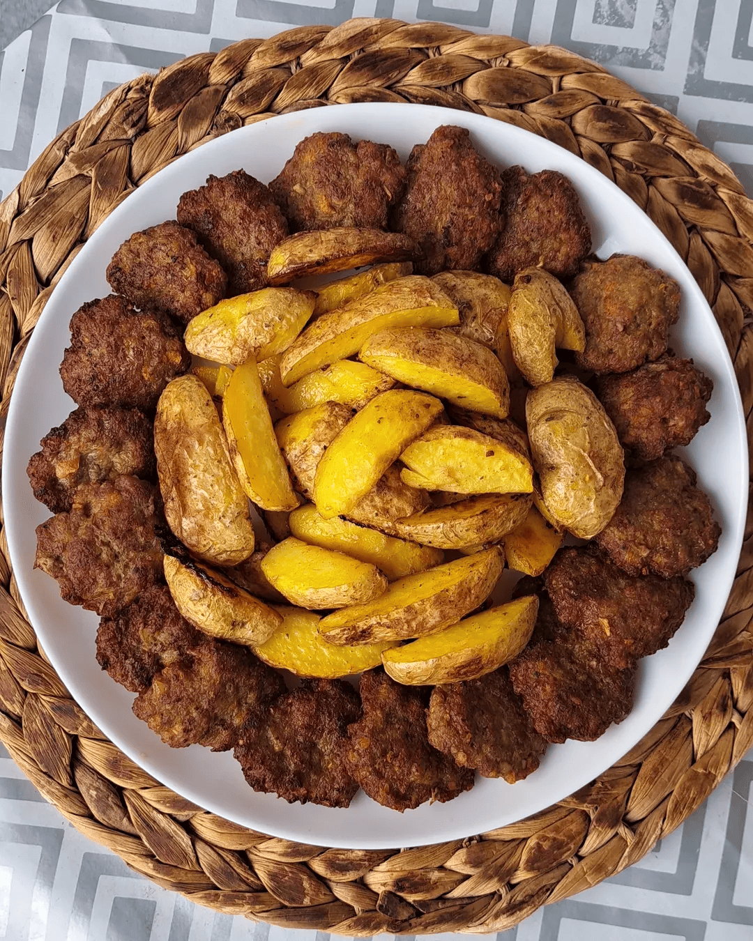 Pljeskavice sa mladim krompirom: Recept za brz i ukusan obrok