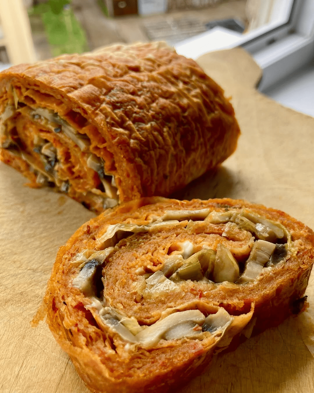 Posni rolat sa gotovim korama – Recept sa šampinjonima i ajvarom