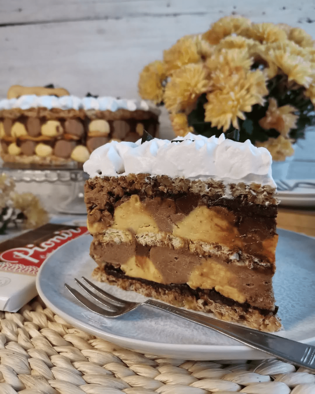 Šarena torta s orasima i lješnicima