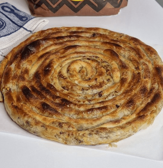 ŠARENI BUREK – Recept za savršen burek s mljevenim mesom