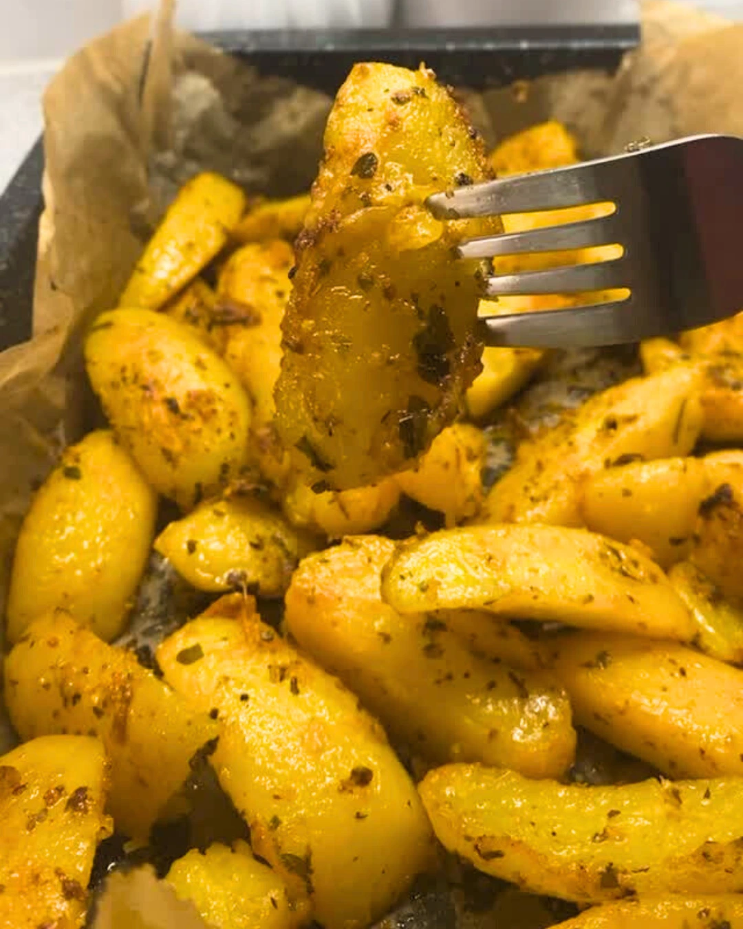 Hrskavi pečeni krompir s parmezanom – savršen prilog svakom jelu