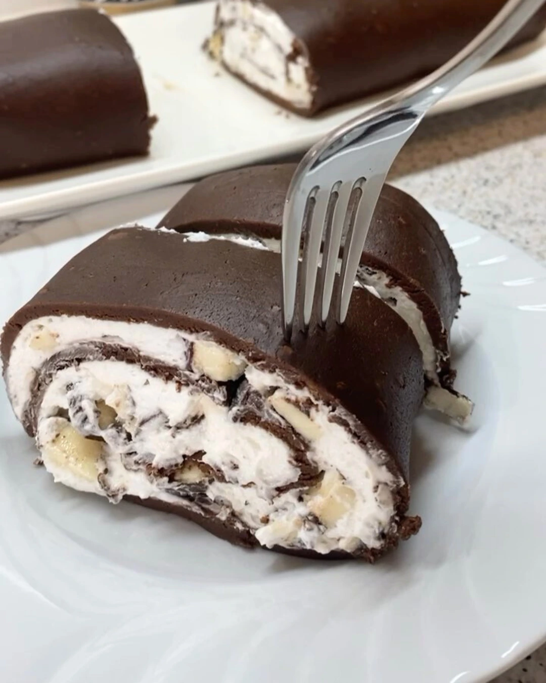 Jednostavni rolat s bananicama – Brzi desert bez pečenja!