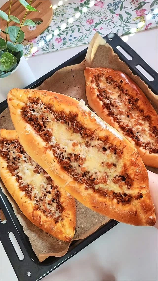 Pide sa Mesom – Recept za Najsočniji Domaći Turski Specijalitet
