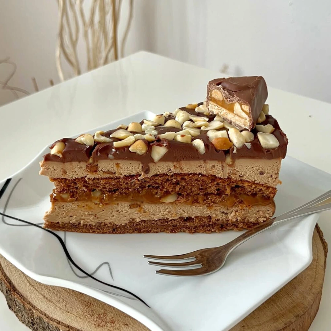 Recept za Snickers kolač – Savršen spoj čokolade i kikirikija