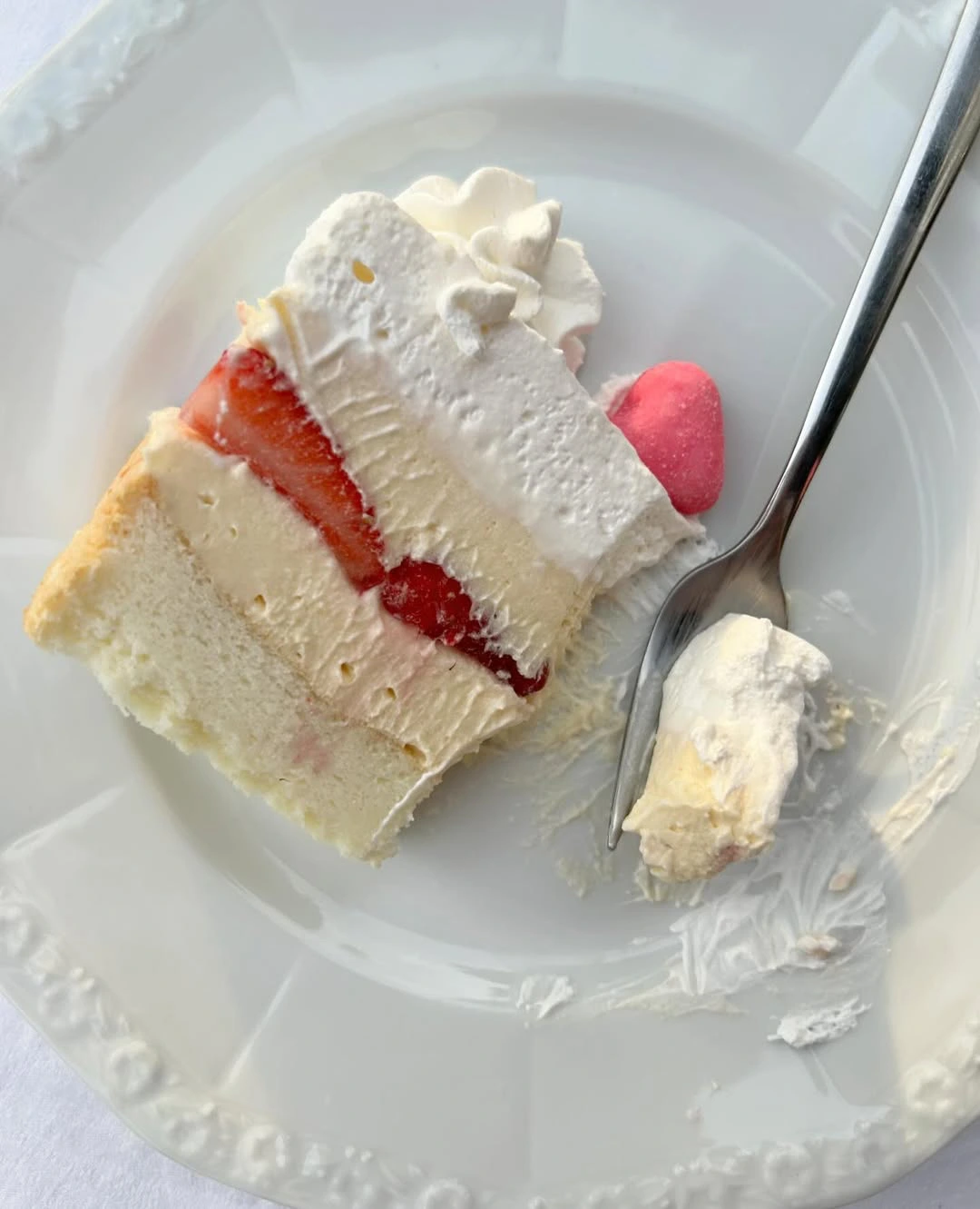 Ledene kocke s jagodama – Kremasti desert iz djetinjstva