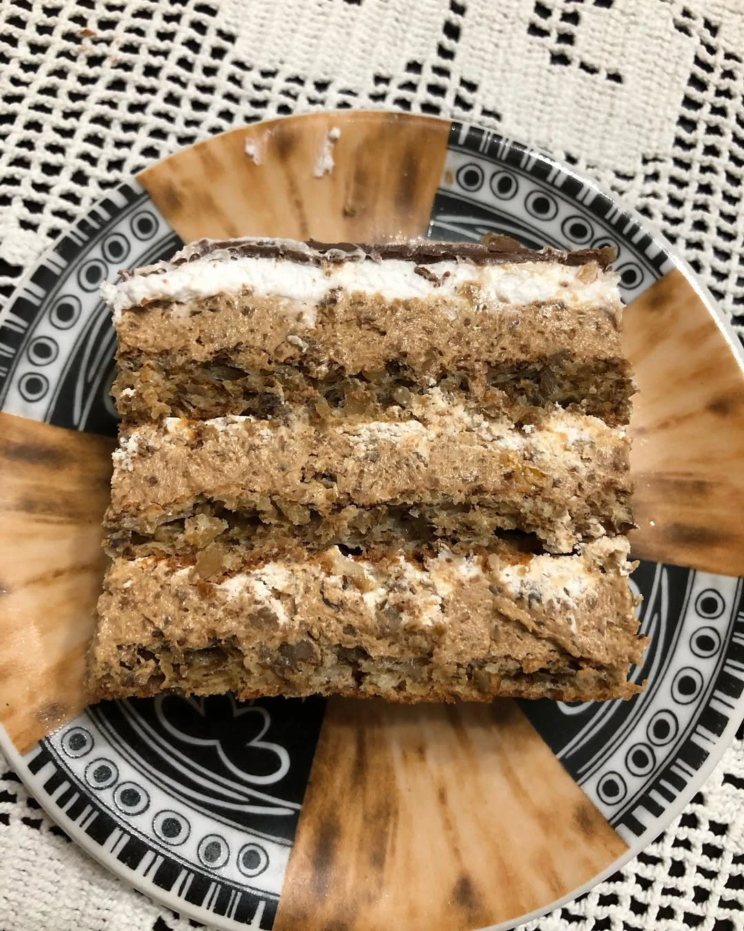 Torta sa orasima: Kako pripremiti bogatu tortu s orasima i šlagom