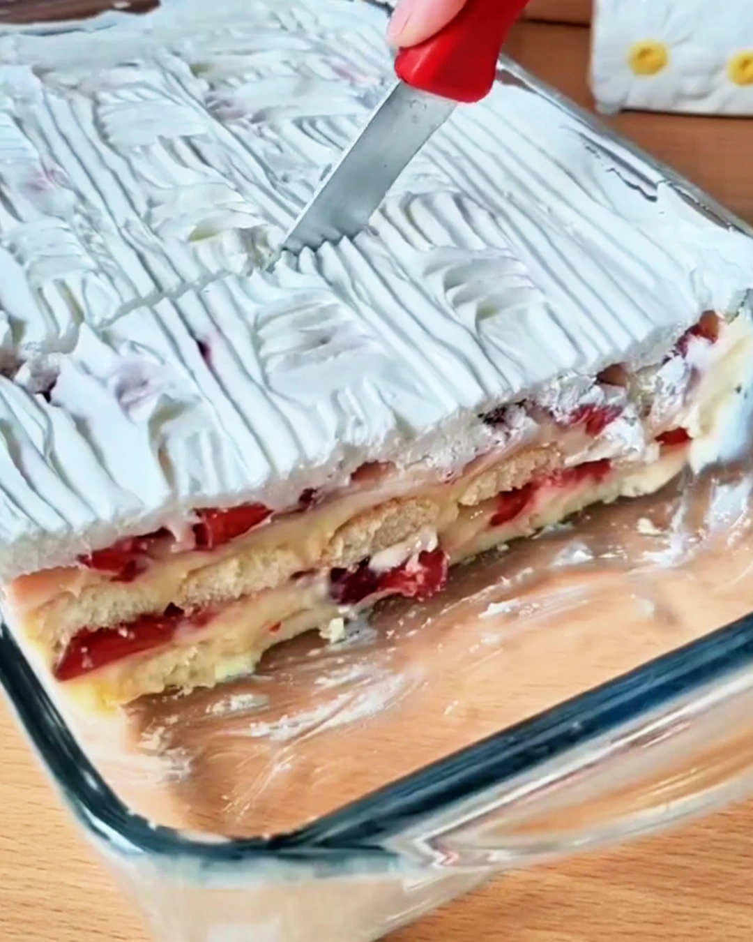 Kolač sa jagodama – Osvježavajući voćni desert bez pečenja!