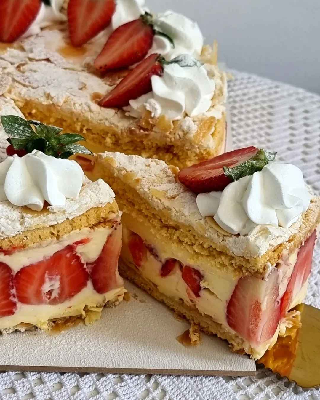 Torta od jagoda i badema – Prhka i savršena za sezonu jagoda!