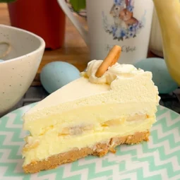 Kremasta torta s bananama i keksom bez pečenja servirana na tanjiru