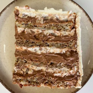 Čoko nugat torta servirana na tanjiru