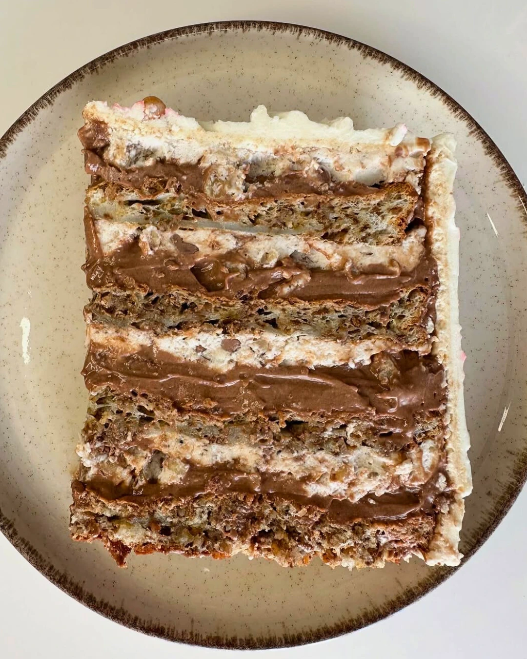 Čoko Nugat Torta – Slojevita čokoladna torta s kremastim filovima