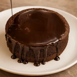 Čokoladna torta bez brašna i šećera – prelivanje glazurom preko sočnog biskvita, realistična food fotografija brze torte.