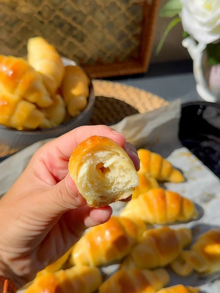 Prikaz presjeka domaće mekane kiflice s prozračnim tijestom i mekom unutrašnjošću.