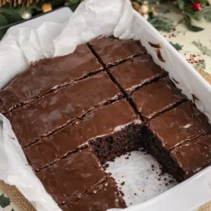 Čoko kolač bez brašna i šećera narezan na jednake kocke u plehu