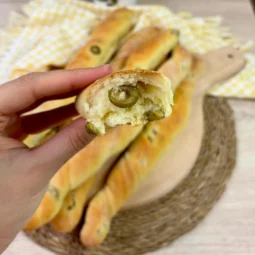 Presjek štapića s maslinama koji pokazuje mekano tijesto iznutra