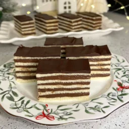 Pita mađarica s tankim korama i čokoladnim filom, narezana na kocke i poslužena na tanjuru
