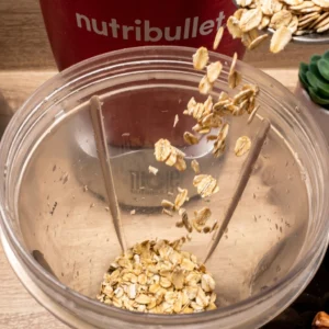 Sipanje krupnih zobenih pahuljica u prazno postolje Nutribullet blendera