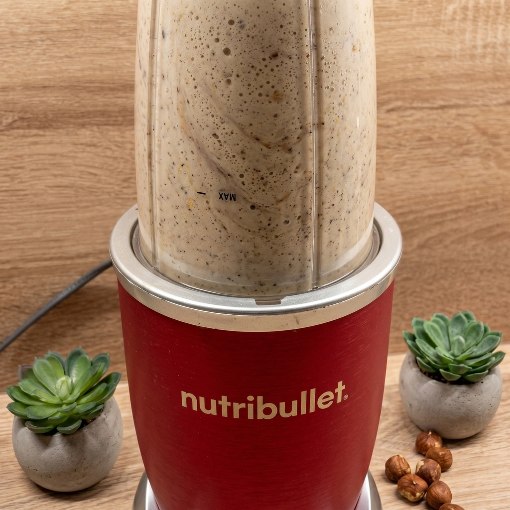 Završetak miksanja sastojaka u Nutribullet blenderu, vidljiva kremasta tekstura