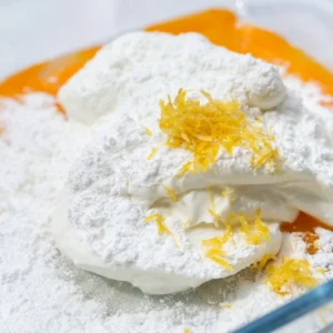 Jogurt i žumanjci posuti gustinom i svježe naribanom koricom limuna u posudi