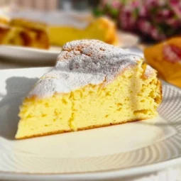 Presjek jogurt kolača s limunom s pahuljastom sredinom i koricom od šećera u prahu