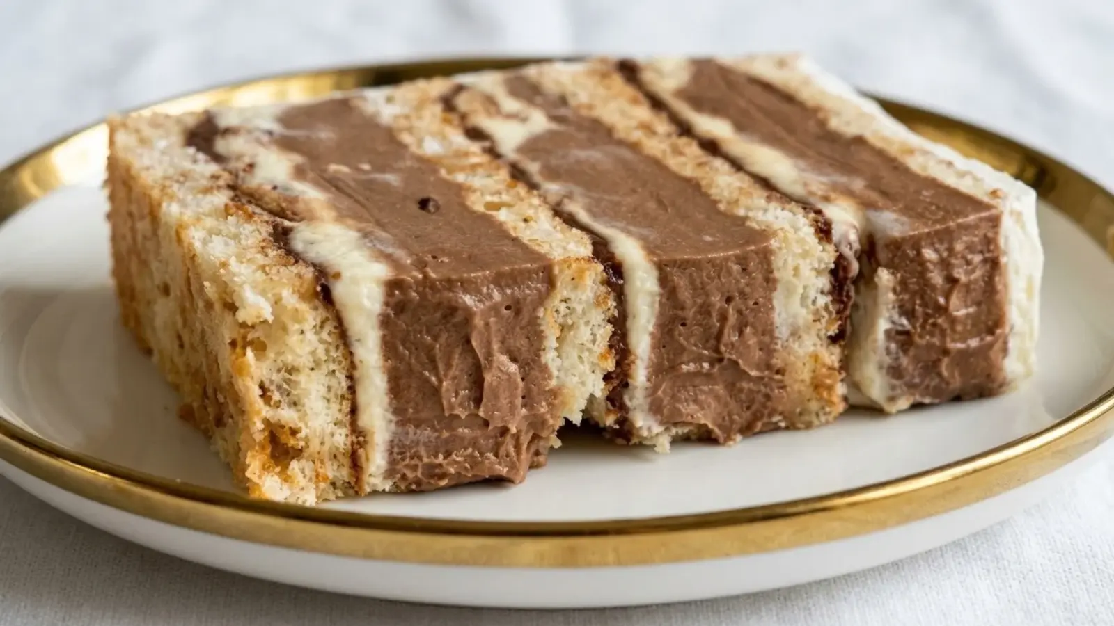 Torta s kinder bueno kremom - kriške u širem kadru