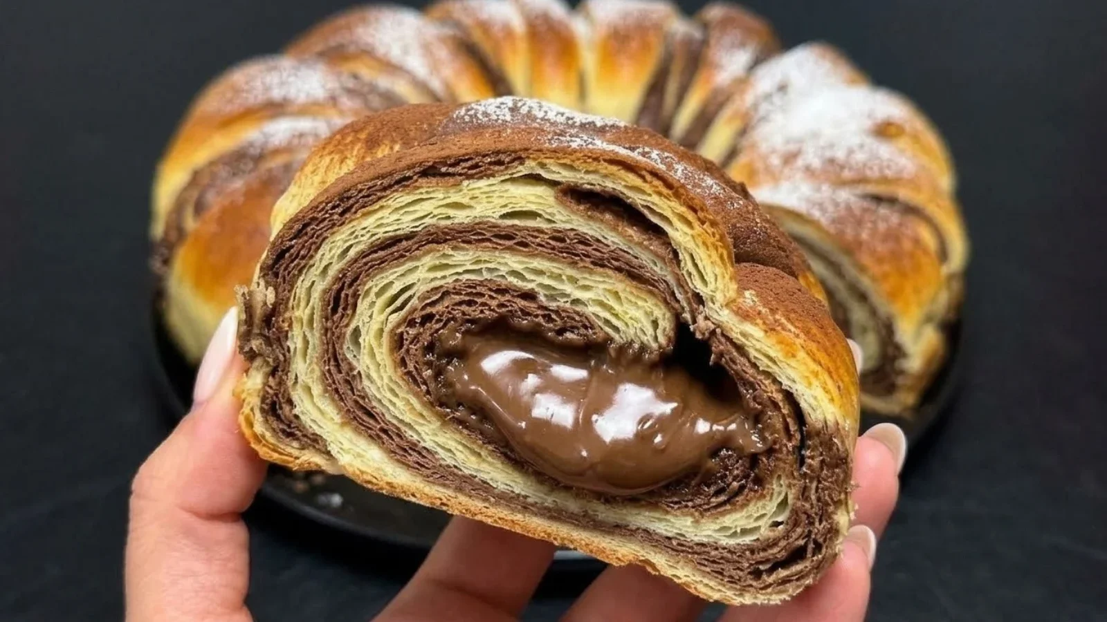 Nutella pogača izbliza, mekano tijesto u slojevima i Nutella koja se razlijeva iz sredine