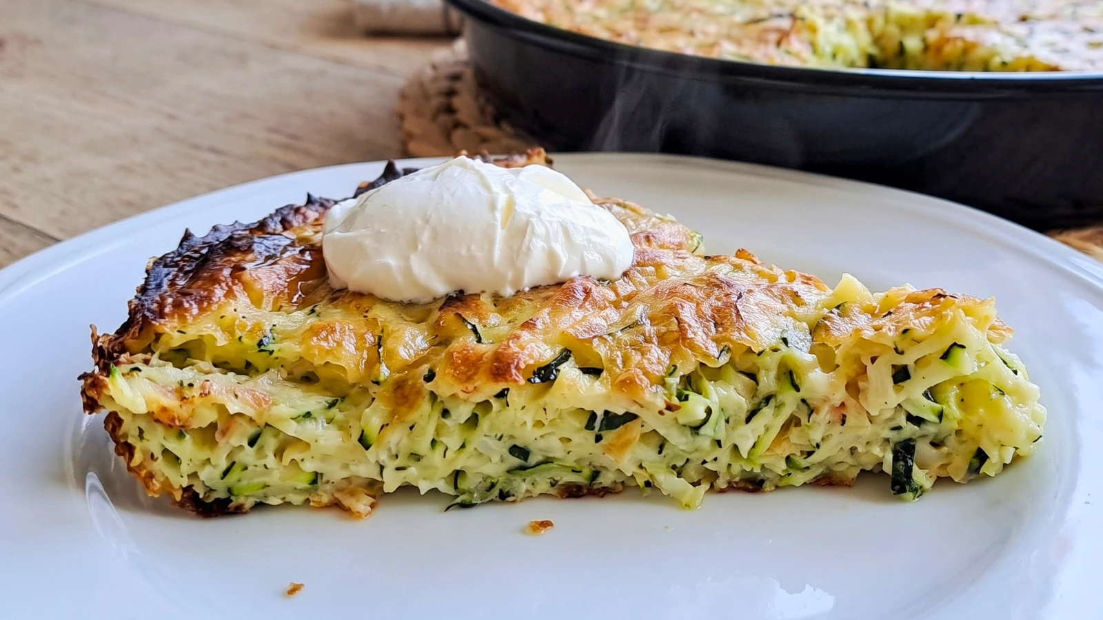 Brza pita s tikvicama recept: topli komad pite sa zapečenom koricom, presjekom punim naribanih tikvica i žlicom kiselog vrhnja