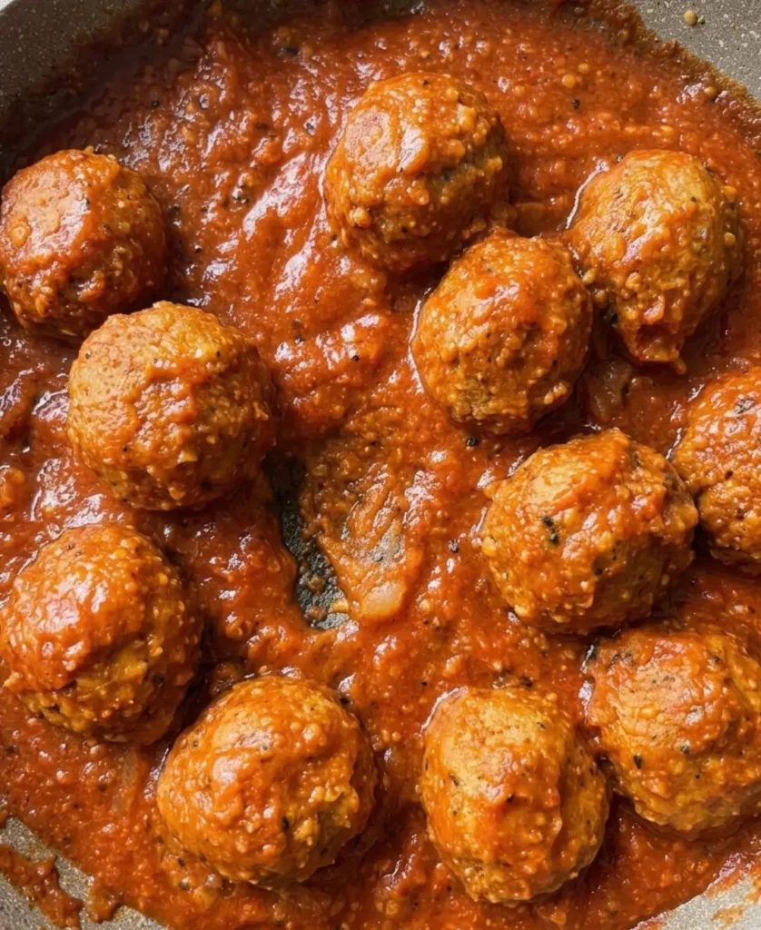 Vege ćufte od leće u gustom umaku od rajčice u tavi, pogled odozgo